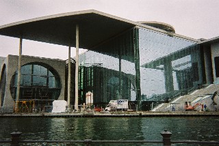 Einbau einer Koll Sauna im Deutschen Bundestag durchgefhrt von dem Saunaherstellen Koll Saunabau in Berlin ++ Saunaberatung in Mnchen Delbrck Berlin Frankfurt Dsseldorf Kln ++ LKW mit Koll Logo vor der Bibliothek des deutschen Bundestages in Berlin