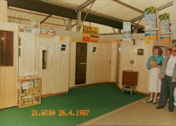 Messestand auf der 21. Wisa in Bielefeld vor der Rechten Sauna der bereits mehrere Jahre bestens im Markt eingeführte Kombinationsofen für Sauna und Biodampfbad (Kolldarium).