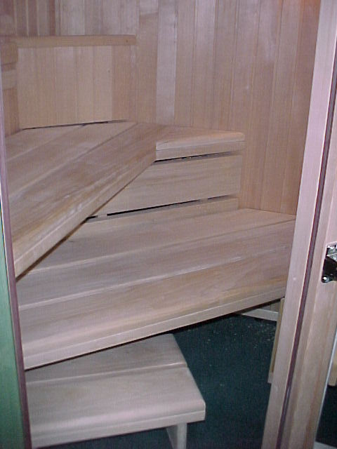 Saunabild: hinten 3 eckigen Schacht f�r den von Koll Saunabau entwickelten Spezial Unterbankofen (230 Volt) ::: auch als Kolldarium (Biodampfbad) erh�ltlich ::: Bad-Sauna.de eine Saunamarke von Koll Saunabau ++ M�nchen ++ Delbr�ck ++ Berlin ++