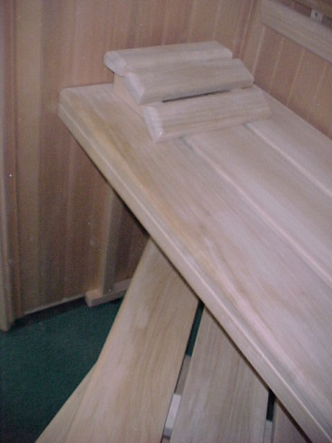 Koll Bad Sauna: Im Vordergrund die Sauna Fu�bank, Oben die gerundete R�ckenlehne zu erkennen, Sauna Liegenh�lzer aus 184x40 mm starken Sauna Liegebohlen&nbsp;::: Holzart deutsche Waldpappel (tropenholzfrei) ::: Koll Bad Sauna eine Marke von Koll Saunabau M�nchen Frankfurt Berlin