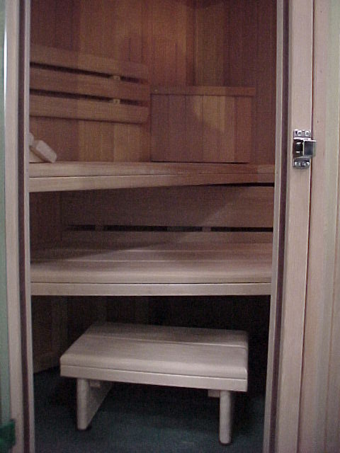 Koll Bad Sauna: Im Vordergrund die Sauna Fu�bank, Oben die gerundete R�ckenlehne zu erkennen, Sauna Liegenh�lzer aus 184x40 mm starken Sauna Liegebohlen&nbsp;::: Holzart deutsche Waldpappel (tropenholzfrei) ::: Koll Bad Sauna eine Marke von Koll Saunabau M�nchen Frankfurt Berlin  